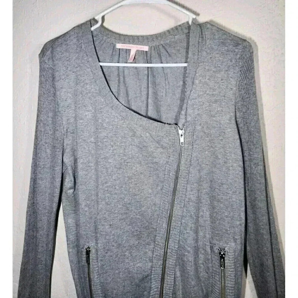SOLD EUC Victoria’s Secret Women's Size Medium Gray Cashmere Blend Size Sweater - Picture 3 of 6